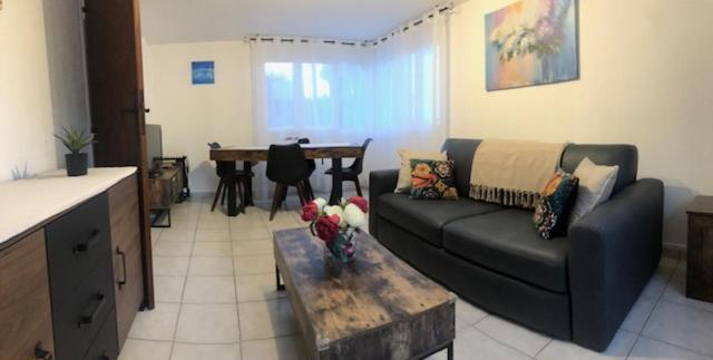Votre Sejour A Sanary Dans Bas De Villa Avec Terrasse Vegetalisee Et Abritee Exposition Est Sud Ouest A 400M Du Centre Ville En Zone Pietonne Ou Tout Peut Se Faire A Pied ซานารี-ซูร์-แมร์ ภายนอก รูปภาพ